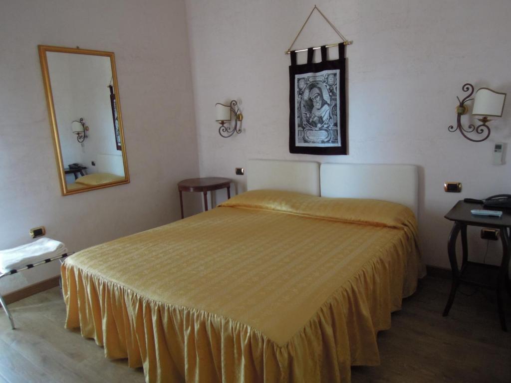 Hotel Sant'Agostino Paola Phòng bức ảnh